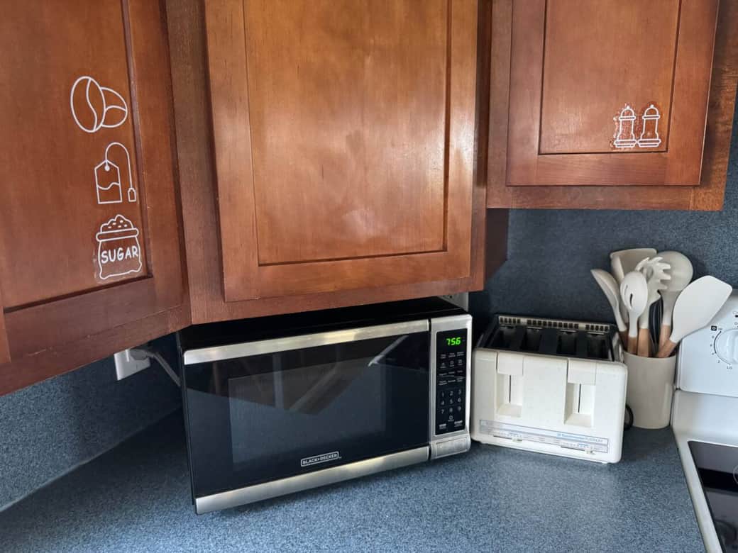 Find anything you’re looking for by using our helpful cabinet stickers. 