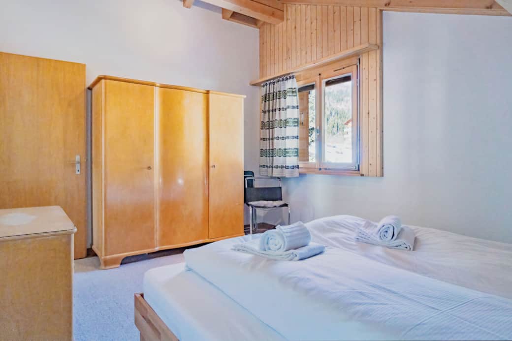 Fiesch Ferienwohnung Schlafzimmer Doppelbett_1