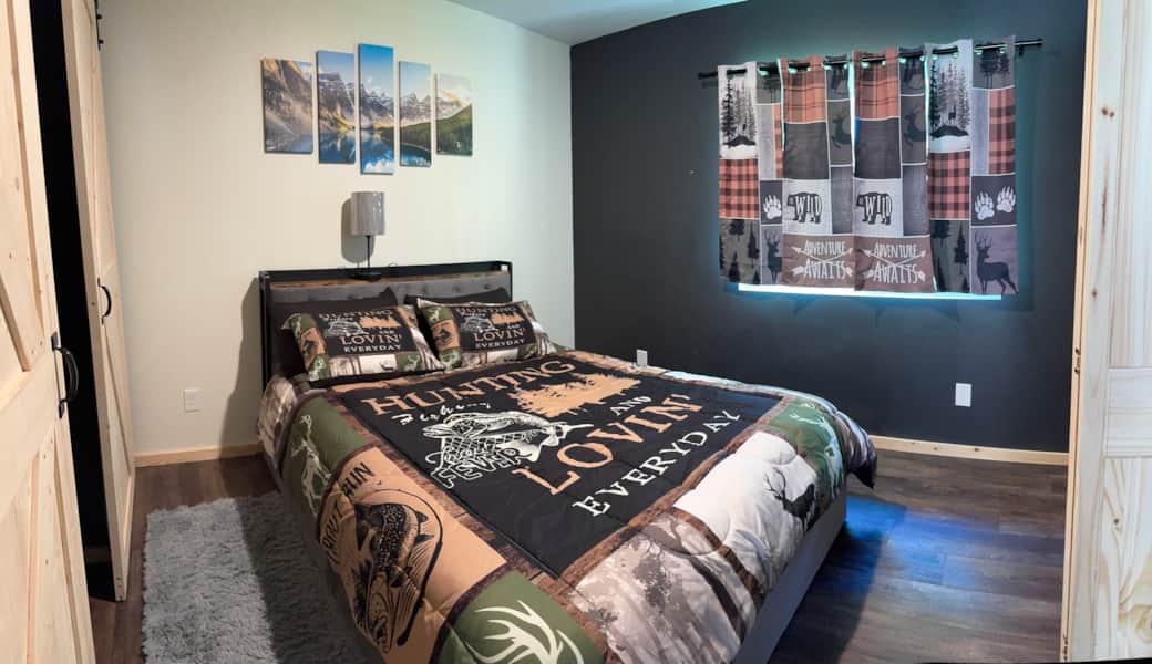 Bedroom with queen size bed