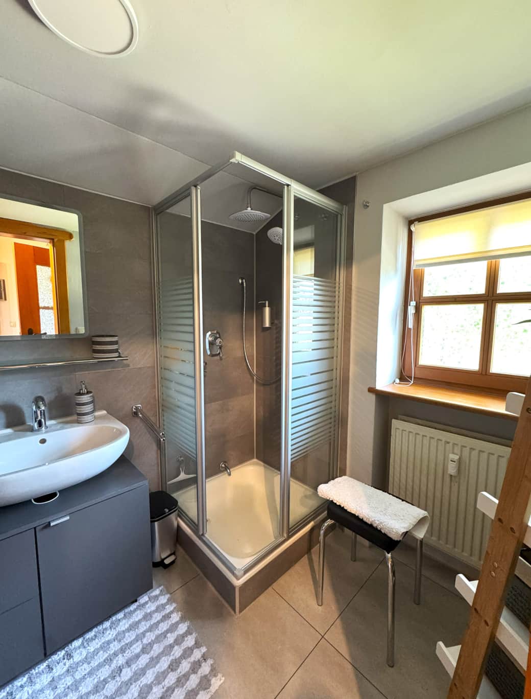 Badezimmer, Dusche, Spiegel mit Bluetooth Lautsprecher, Fenster, Heizung, Hocker, Fön