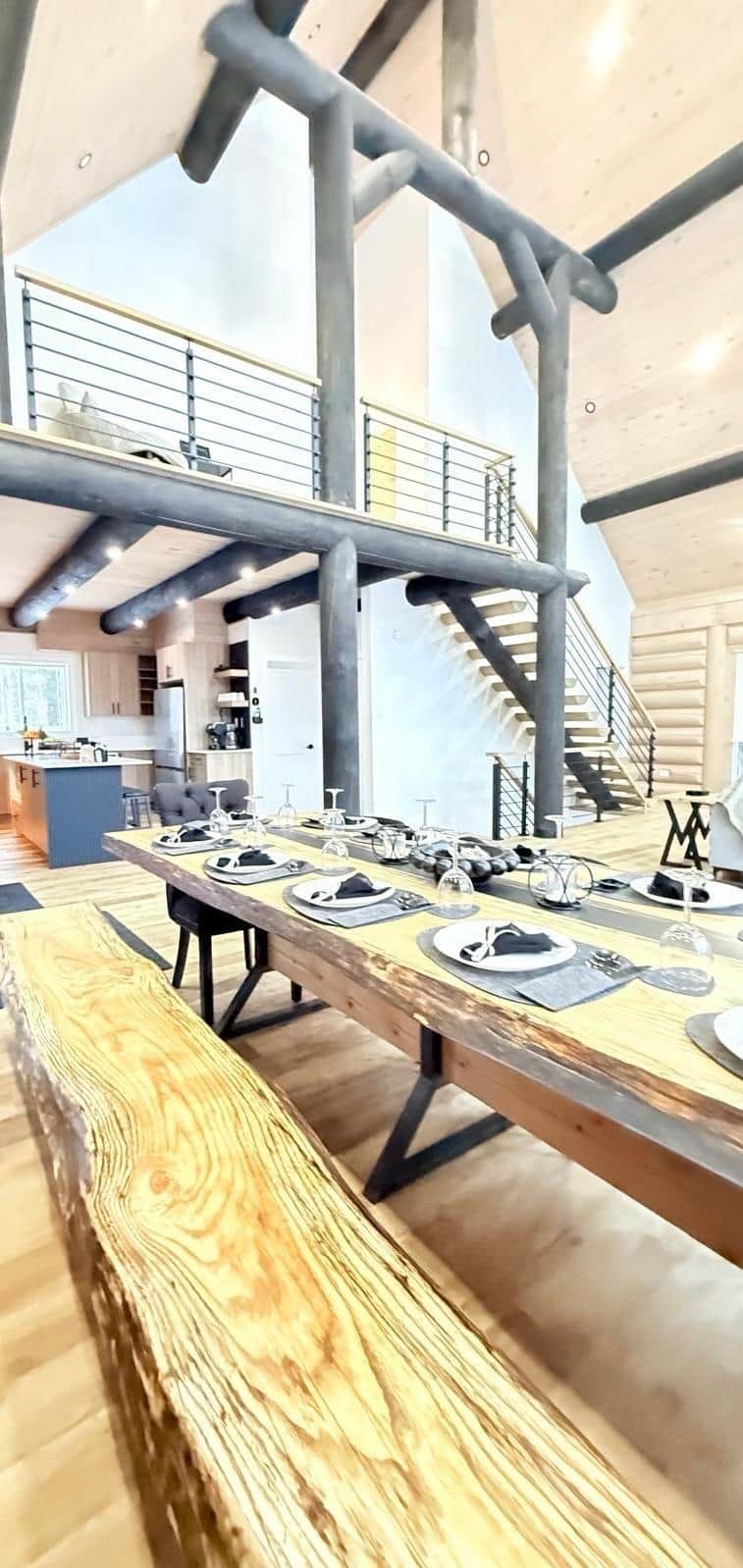 Vue de la salle à manger sur la cuisine