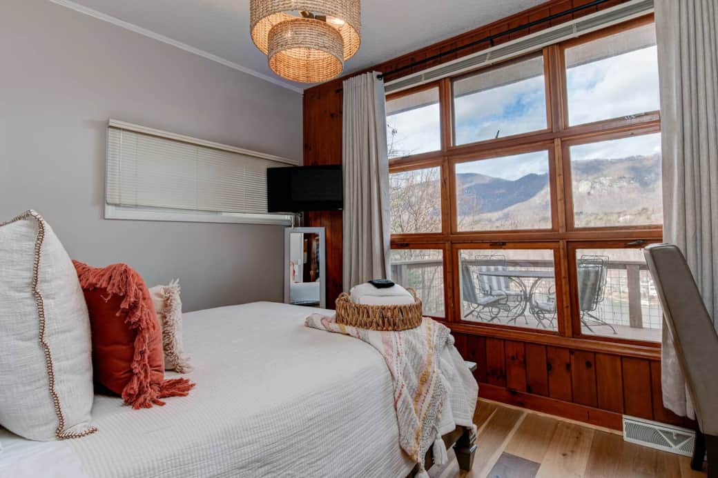 Queen bed room with amazing views and TV with all the apps