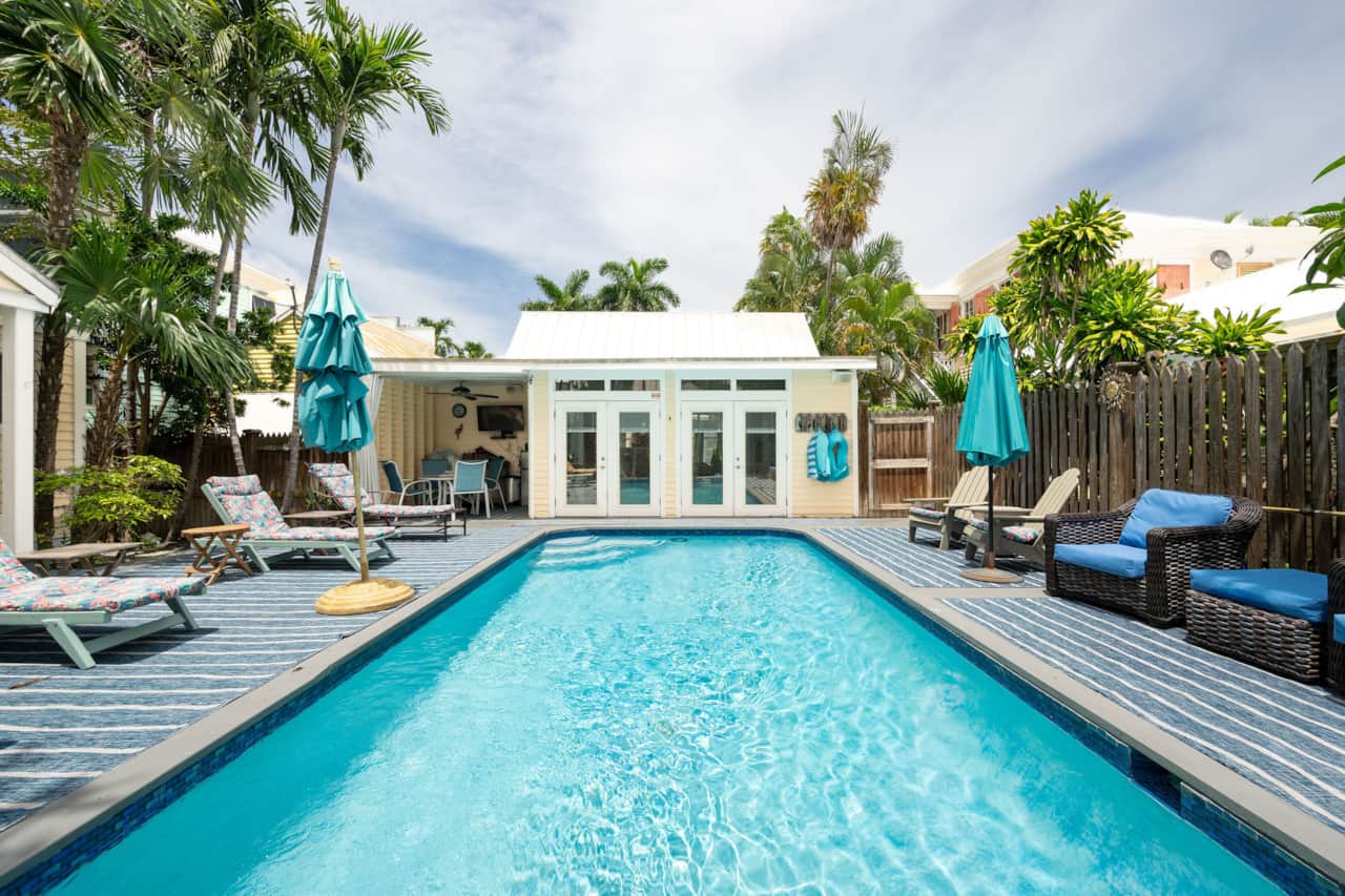 Large Spacious Sun Deck and Pool 