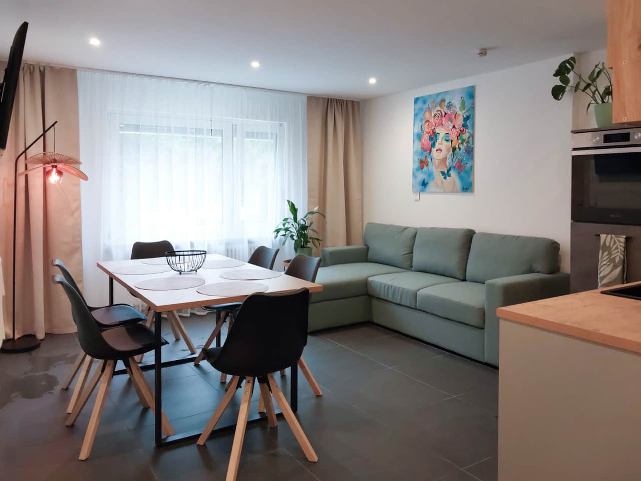 Nuernberg neuselsbrunn messe nexpo hub living room dining area overview 02