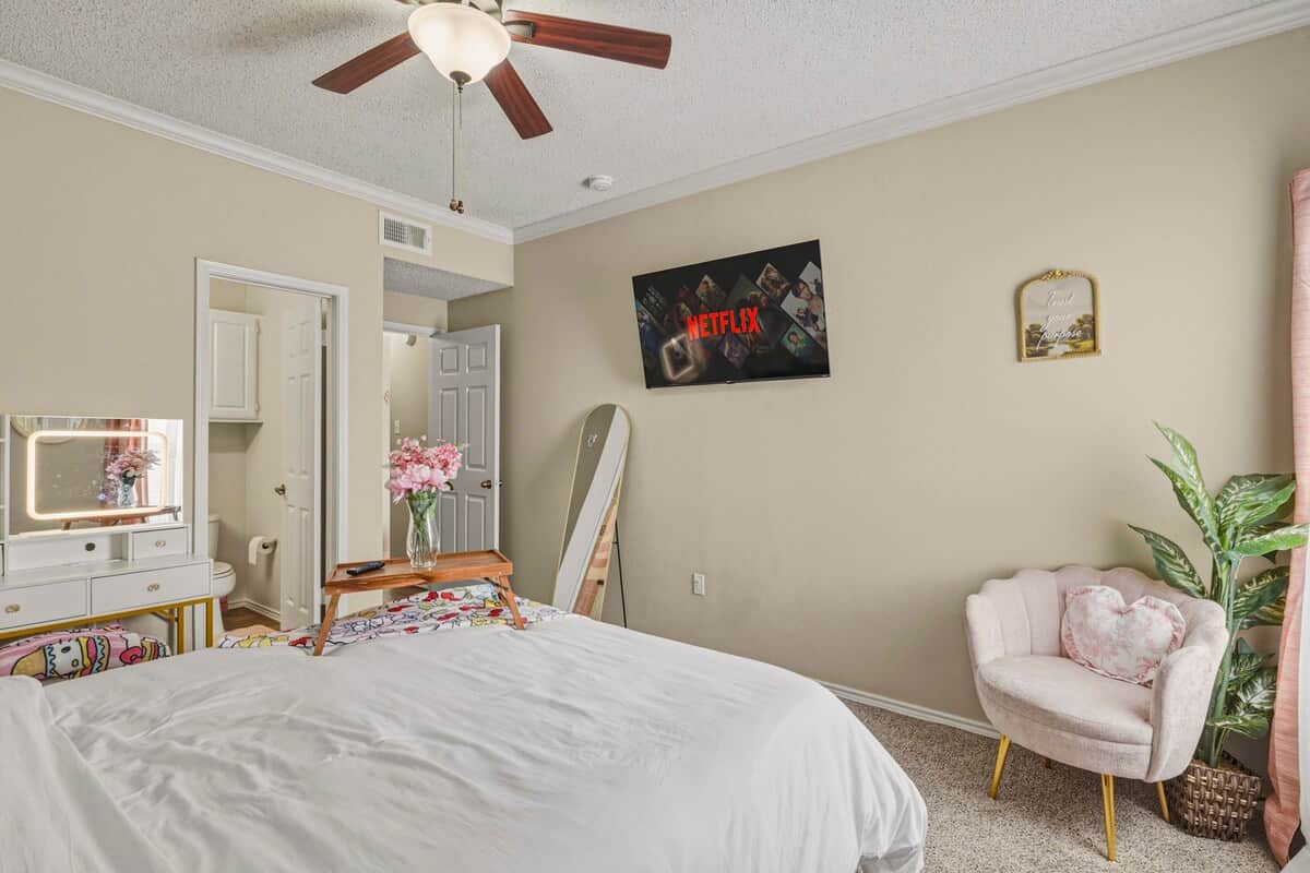 Soft pinks, playful decor, and just the right amount of sparkle. The pink room is designed to feel cozy by day and extra dreamy once the lights come on at night. 