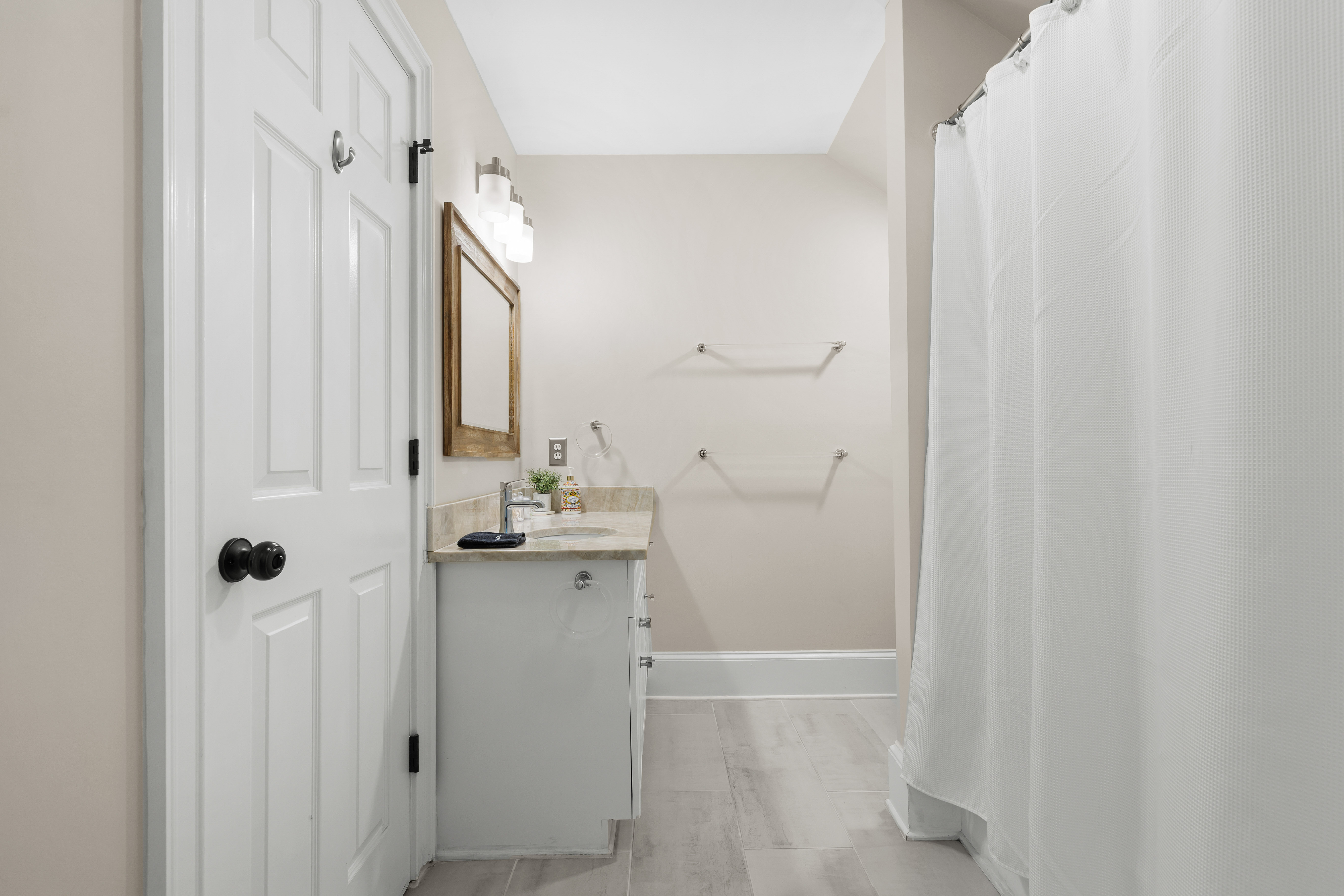 Mid Level Bathroom (ensuite)