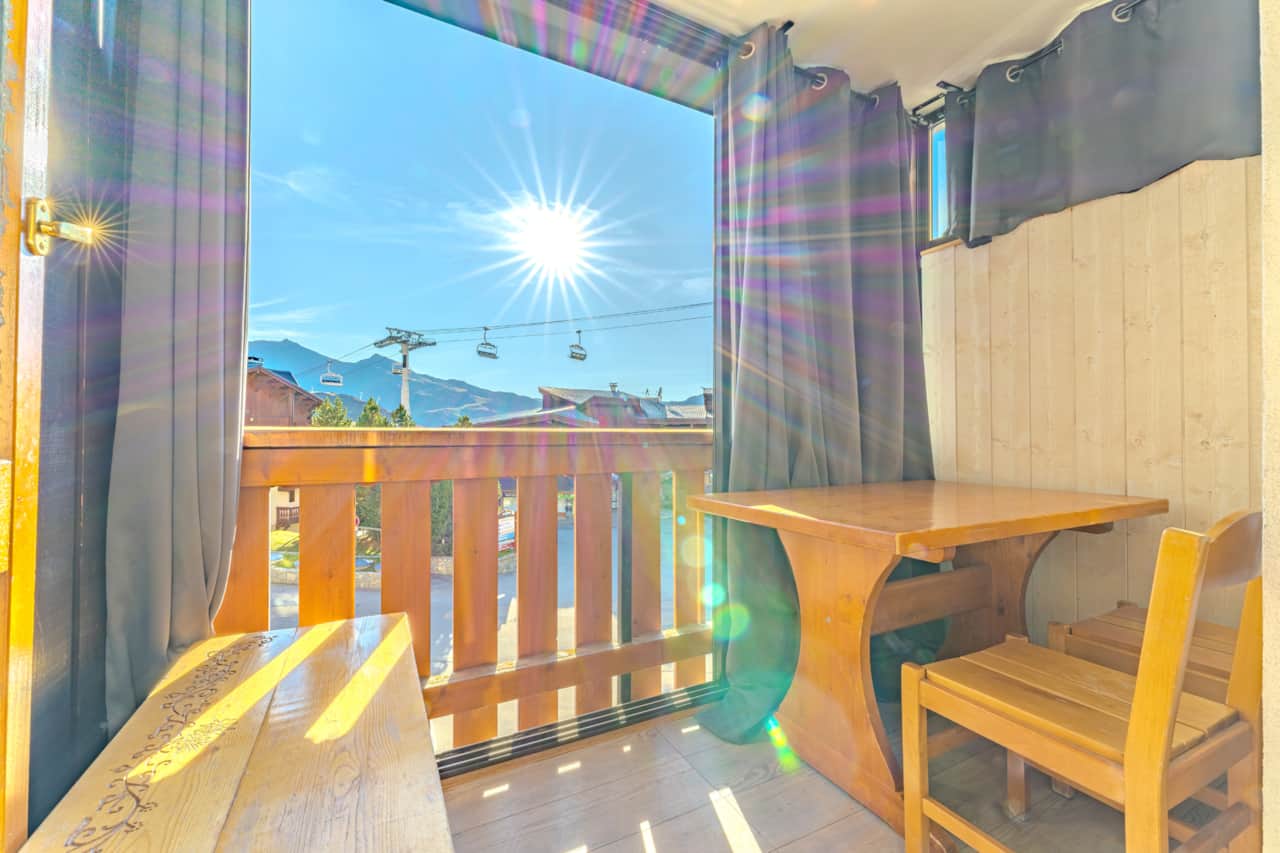 Table à manger près du balcon ensoleillé — Cœur du Village, Val Thorens