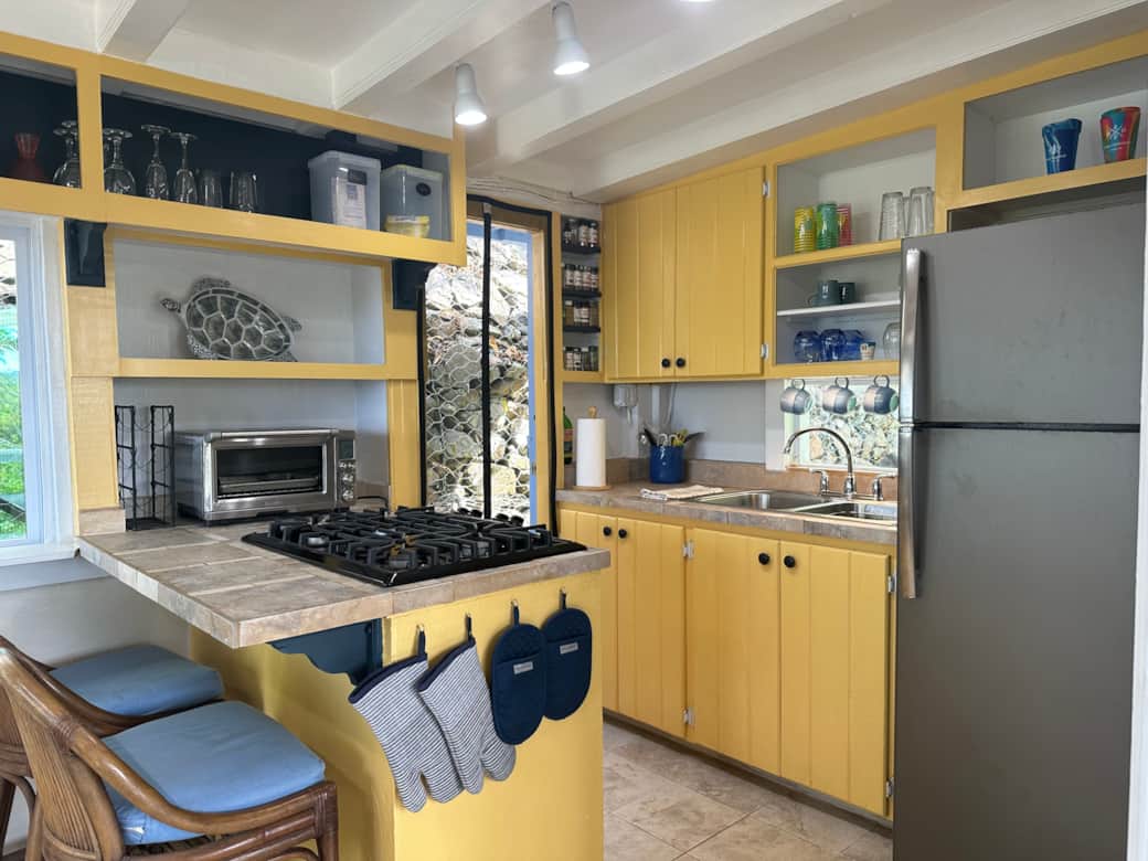Compact kitchen with everything you need to make a homecooked meal