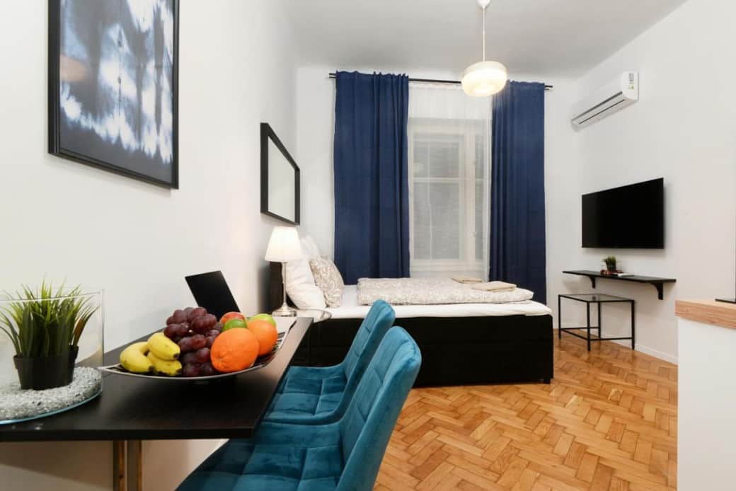 Bed, Flat screen TV, AC