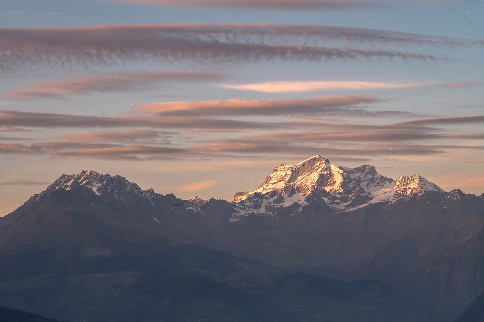 BIL esterno Grand Combin al tramonto dalla strada LOW.jpg