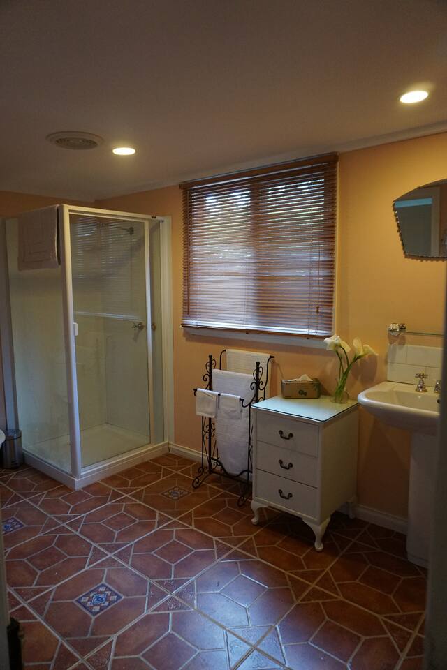Adair House Guest Quarters Bathroom