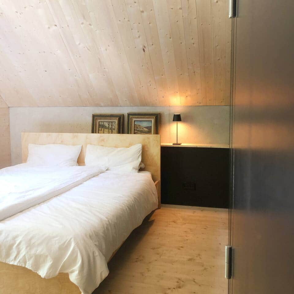 Bett und Wandschrank im nördlichen Schlafzimmer des Apartment West.