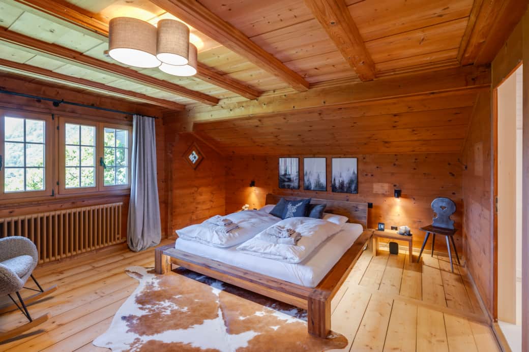 Bedroom 1: King-size bed (180x220cm), en-suite bathroom, mountain views, rocking chair & closet