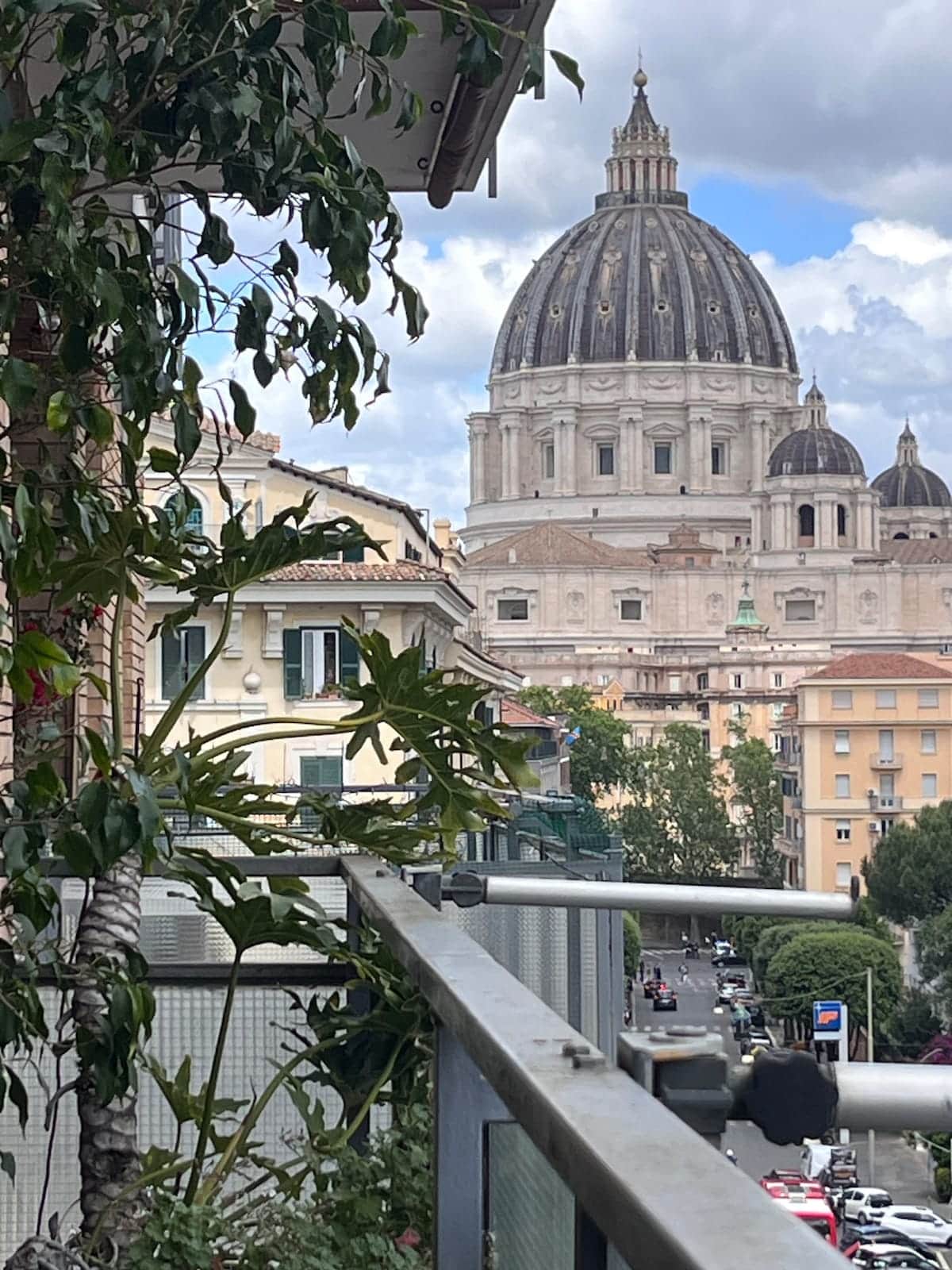 Balcone con vista sulla cupola di San Pietro.