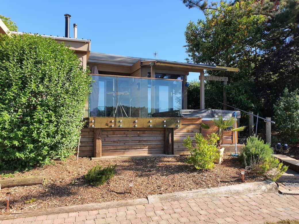 OUTSIDE : Front Decking - Garden & Balcony by day. OUTSIDE : Front Decking - Garden & Balcony by day.