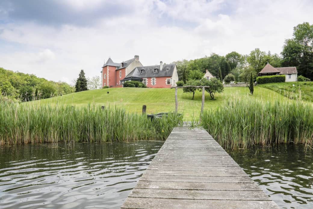 Le Vau Rozet, view from the lake. In the right corner you see the pool house. Le Vau Rozet, view from the lake. In the right corner you see the pool house.