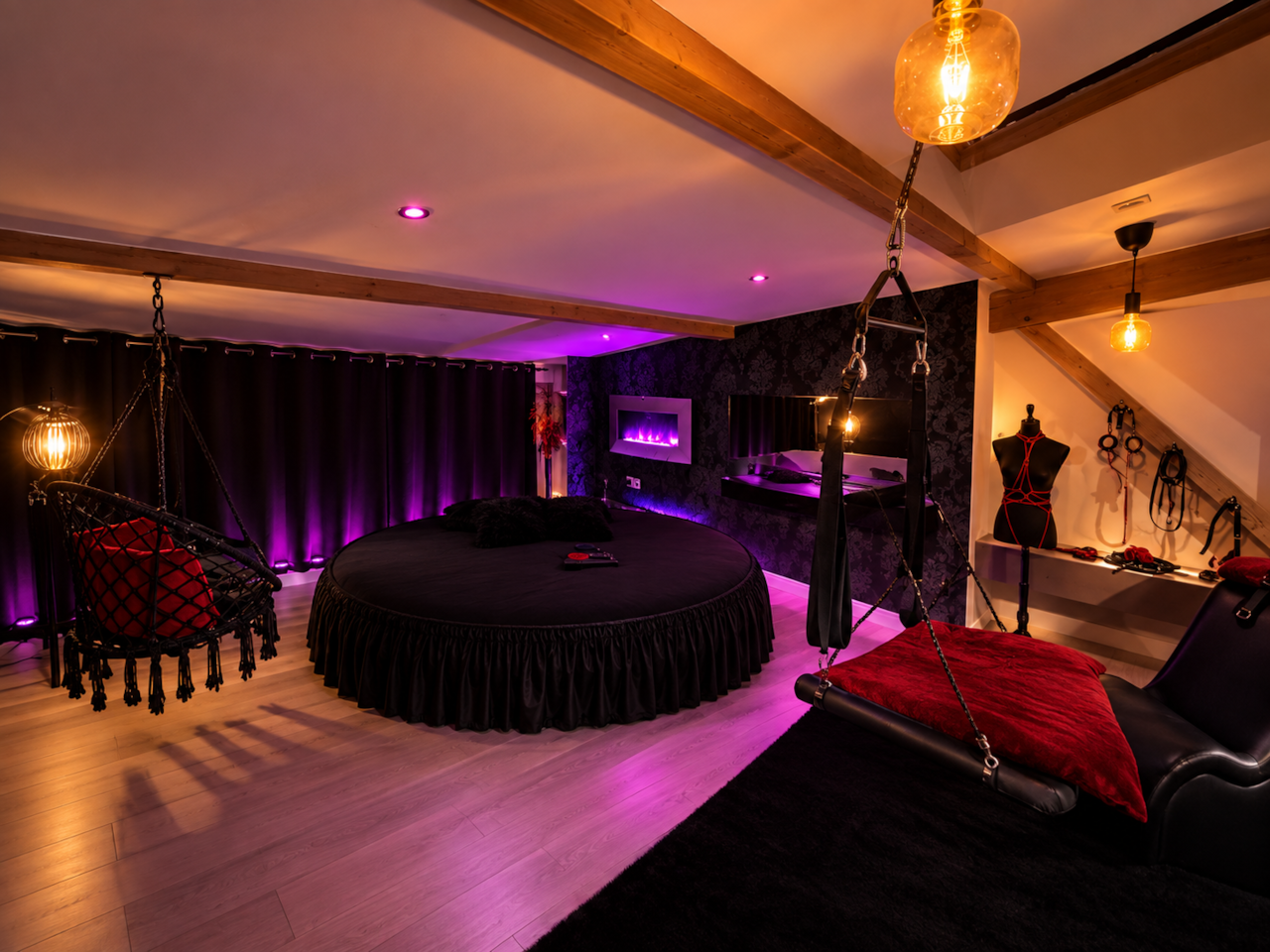 Espace love room en mezzanine avec lit rond , croix de Saint André, love swing, fauteuil tantra