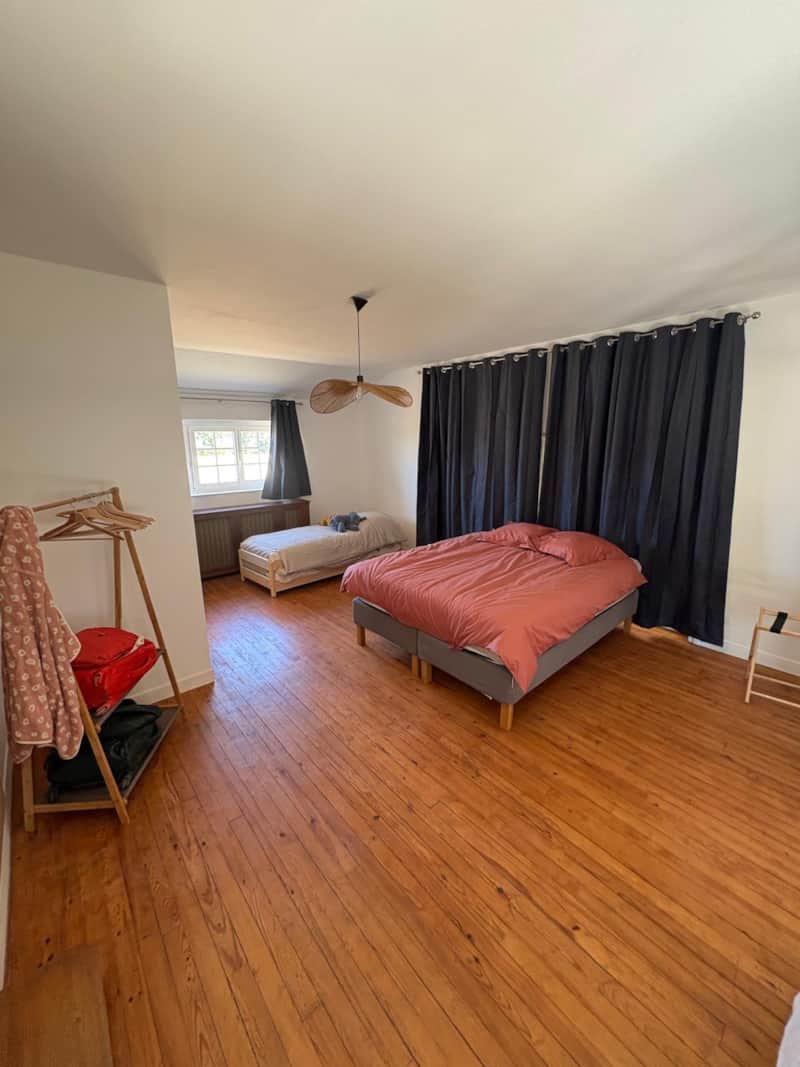 Chambre 2 · suite parentale : 1 lit double + 2 lits simples