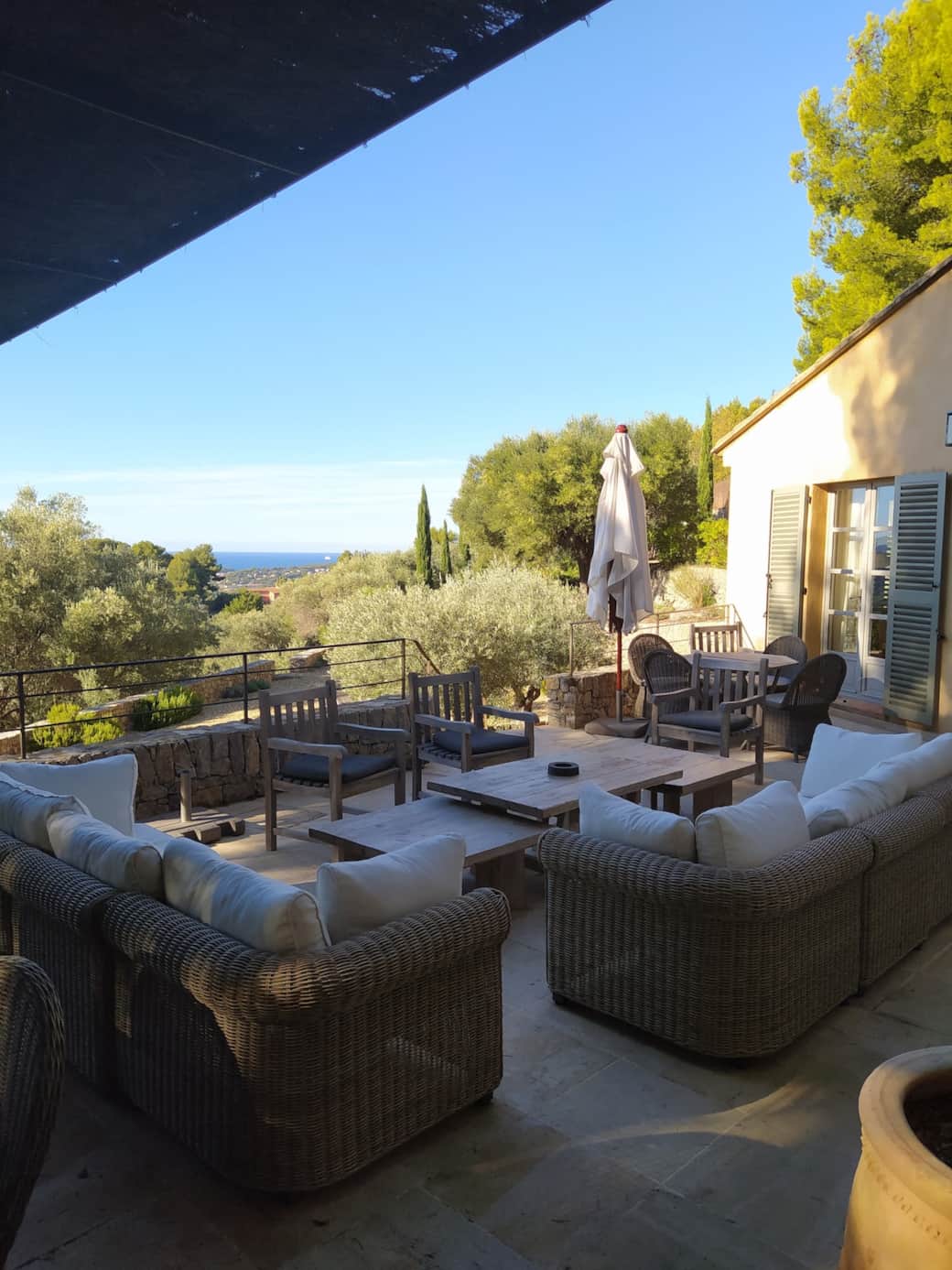 Salon de jardin sur la terrasse. Allée de cyprès à l horizon.
La mer ...