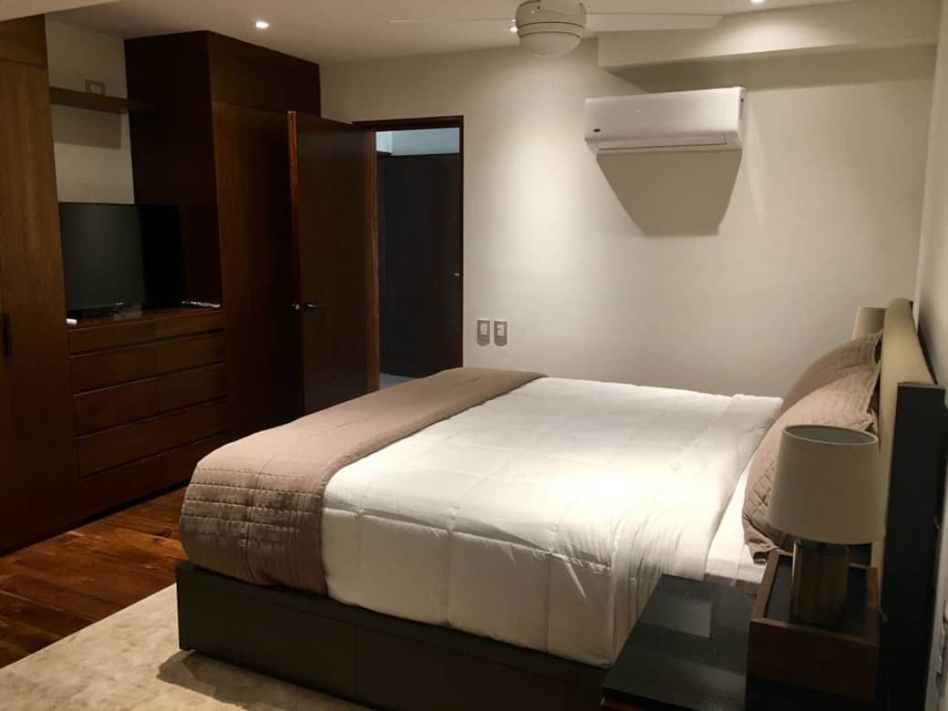 Recámara con cama King Size y baño completo