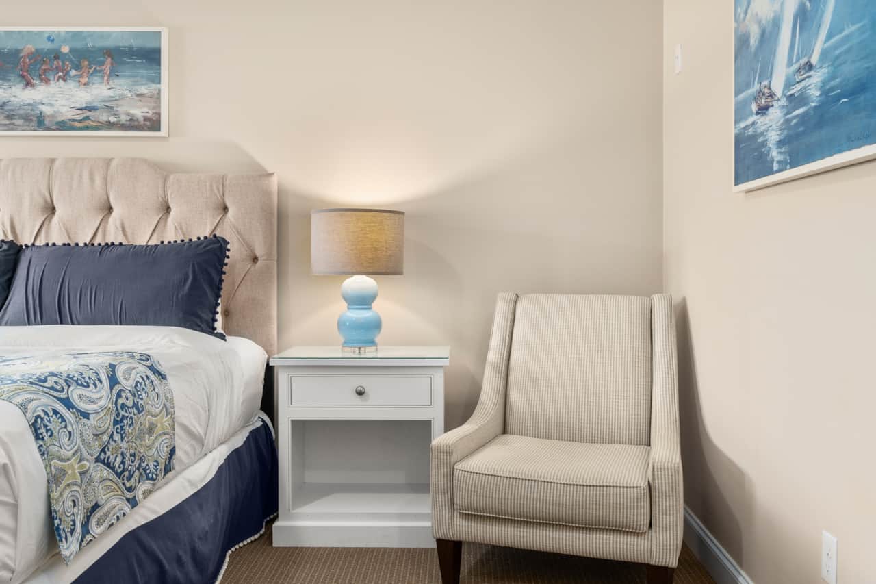 Large king bedroom with sitting area, workspace, high ceilings, and cable tv!