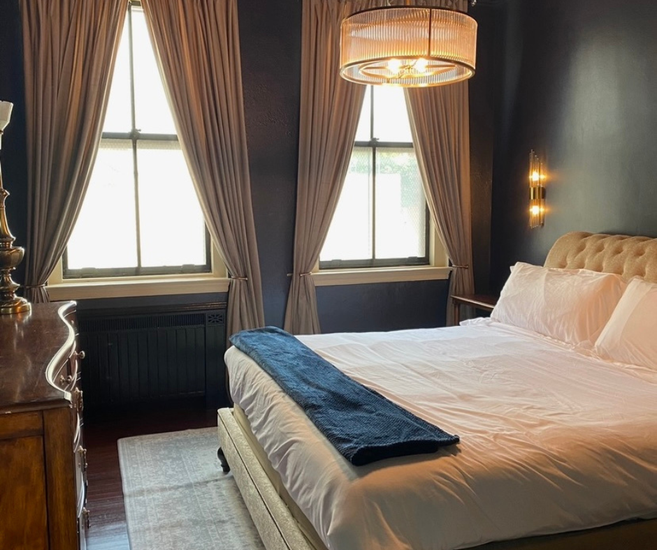 7The Downtown Getaway - Master Bedroom