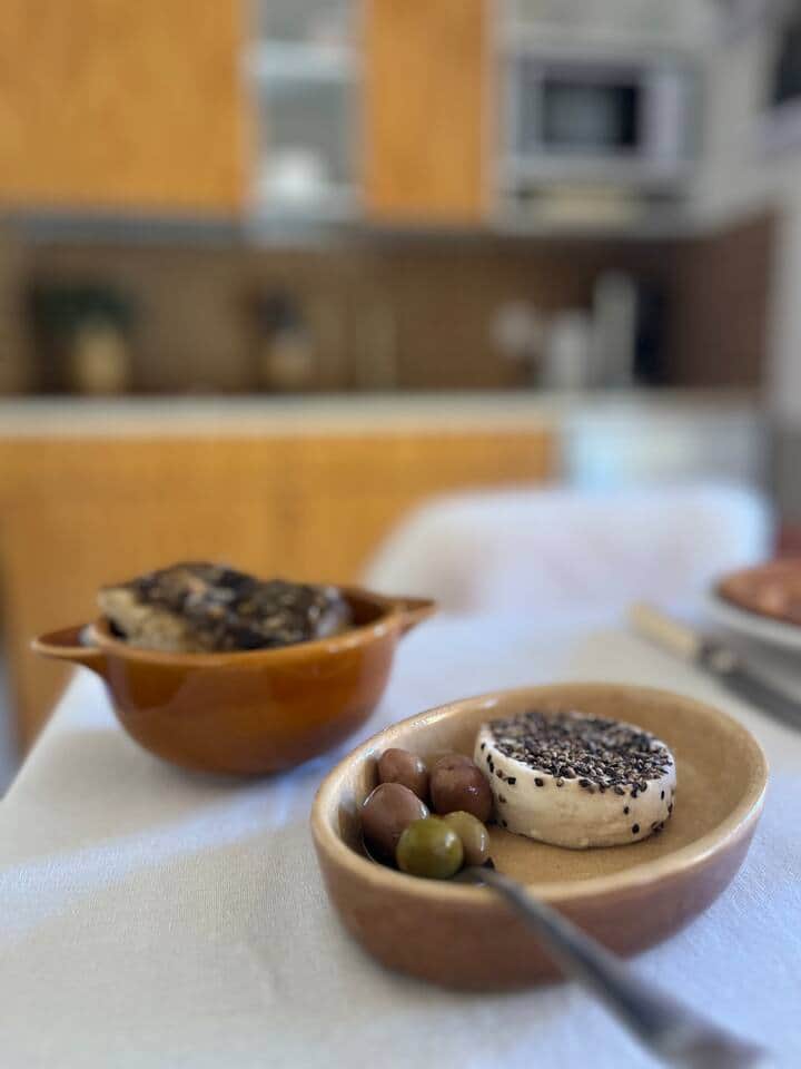 Un repas à base de produits locaux: avec la fougasse aux anchois de la boulangerie de Colmars, le chèvre de la fromagerie du Brec à Allos, et le vin Rosé du Domaine de la Blaque à Pierrevert