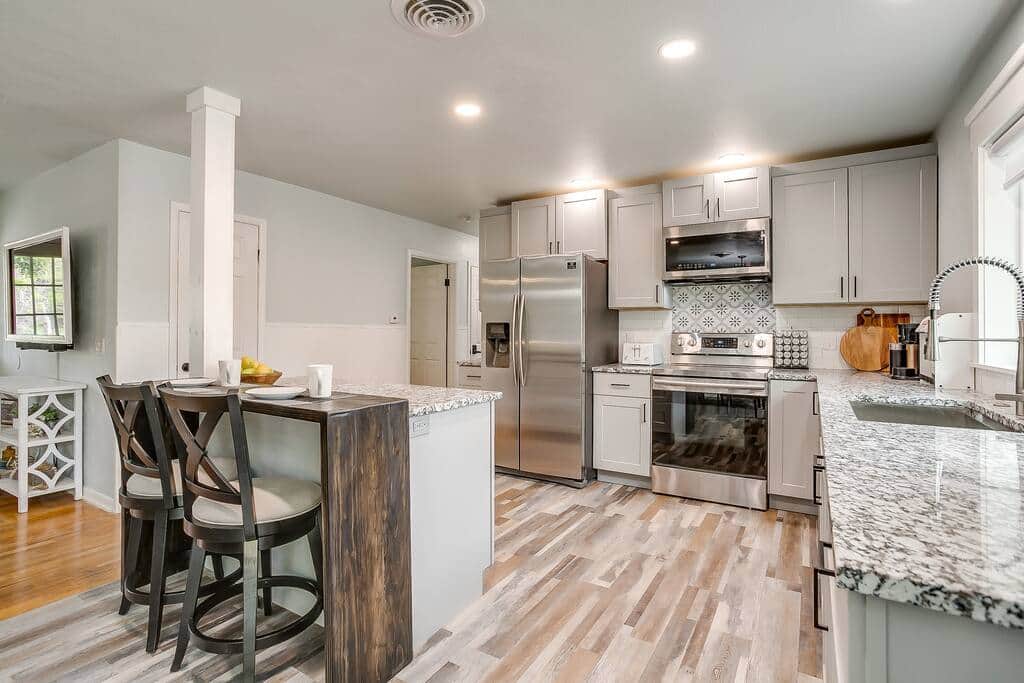 Kitchen with breakfast bar