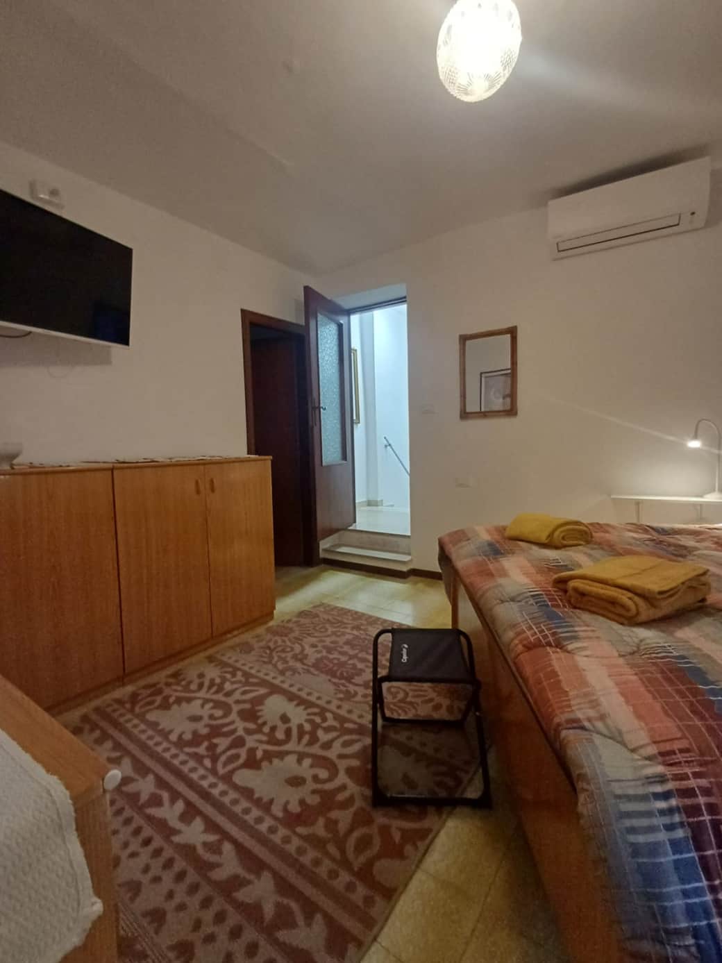 Double bedroom with storage, tv, and connection to bathroom