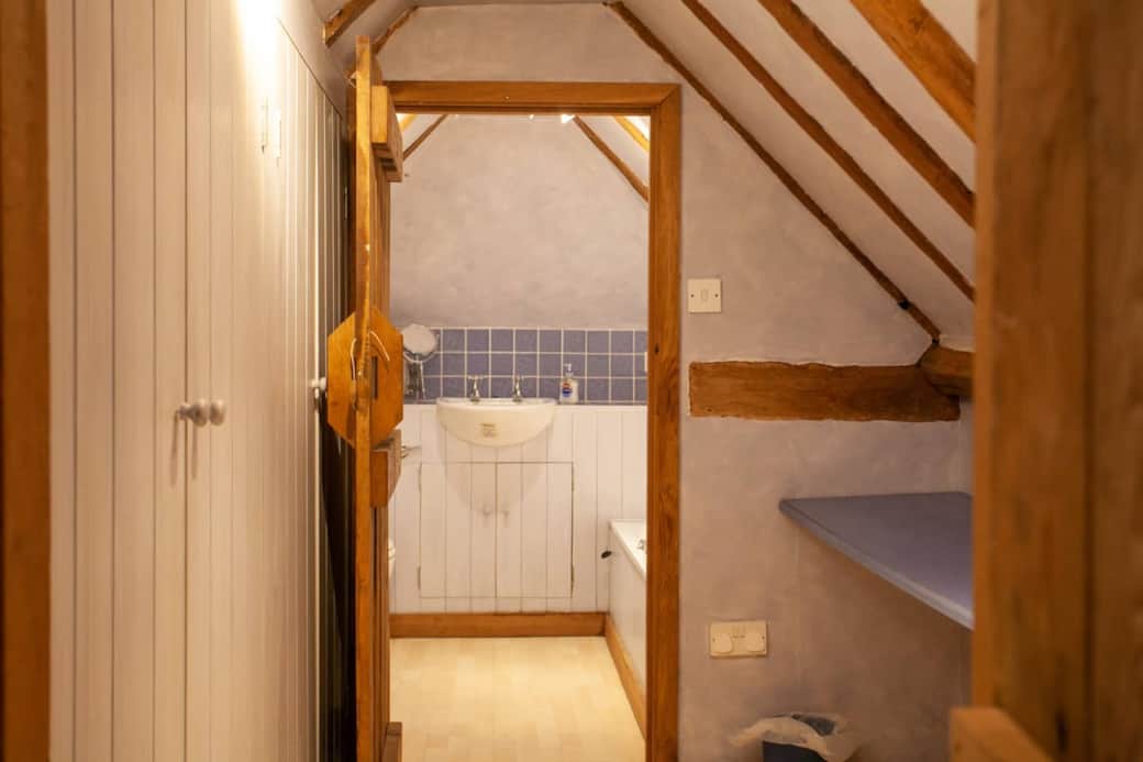 Upstairs En Suite 