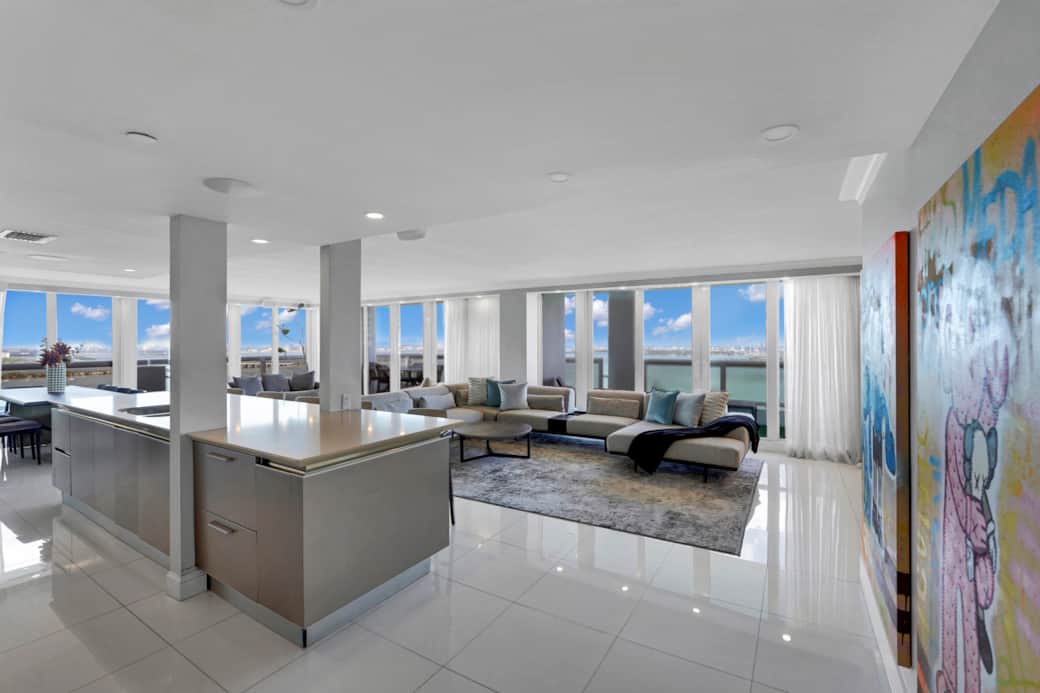 Fully equipped kitchen, living room, dining area, balcony access Fully equipped kitchen, living room, dining area, balcony access