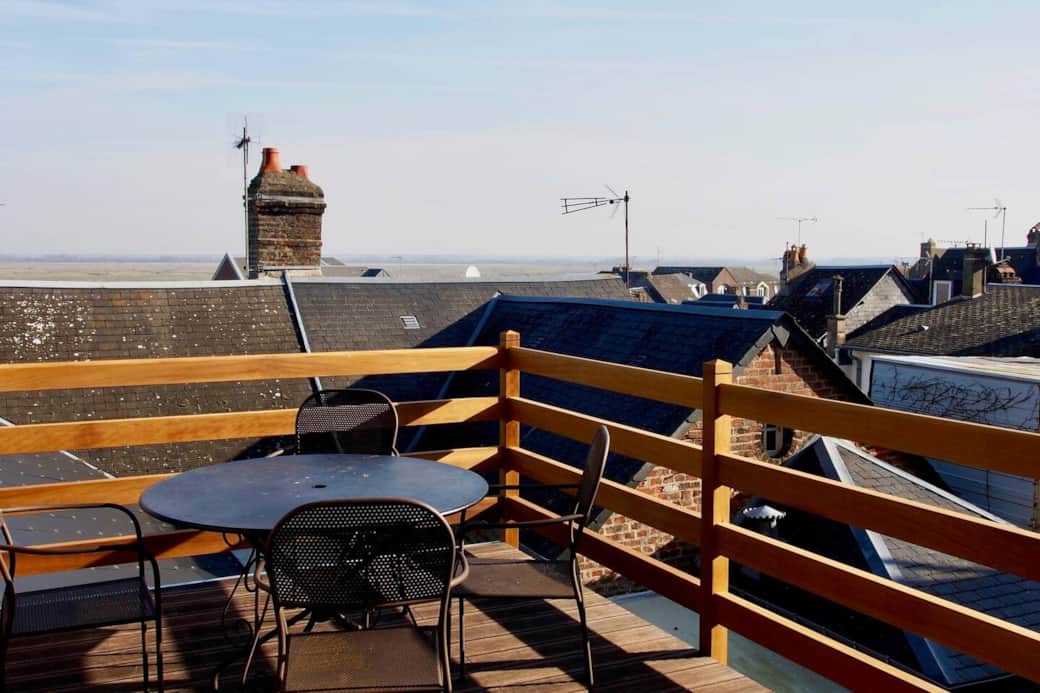 La terrasse surplombant la maison avec vue sur les toits et la baie
