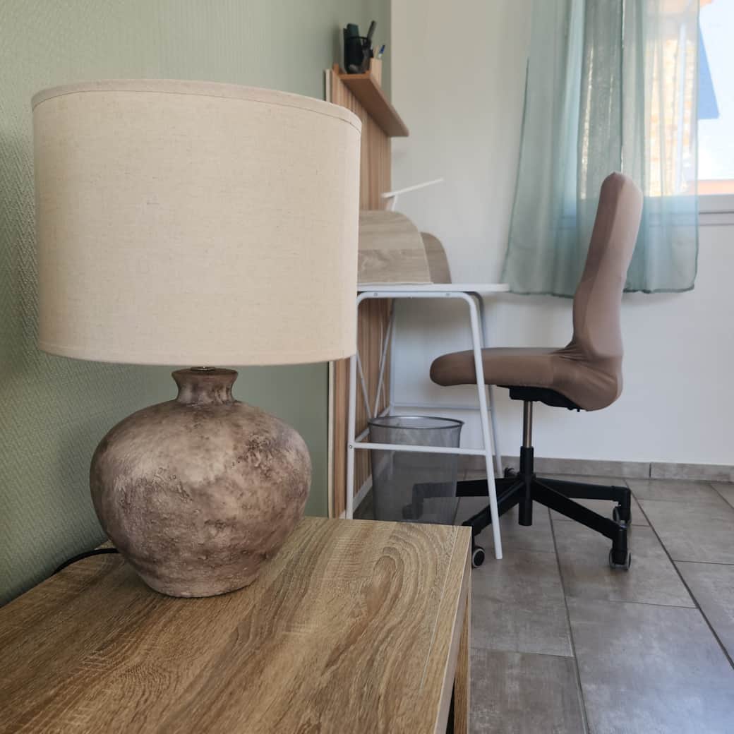 Espace bureau dédié au télétravail dans le gîte à Lessay.