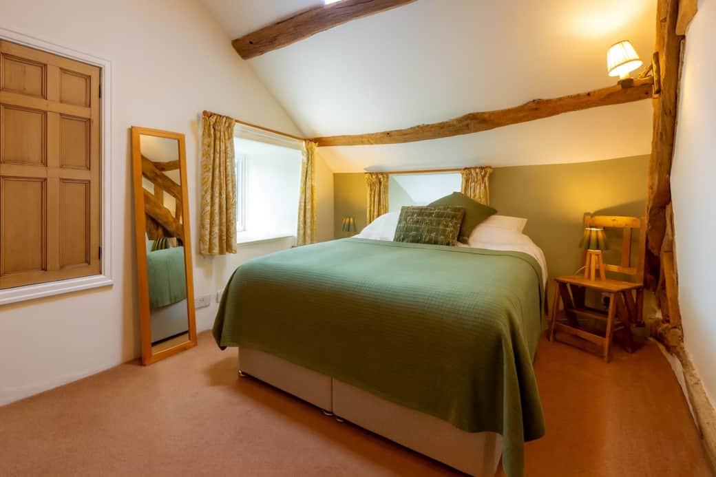 Bedroom 1 (King Bed)