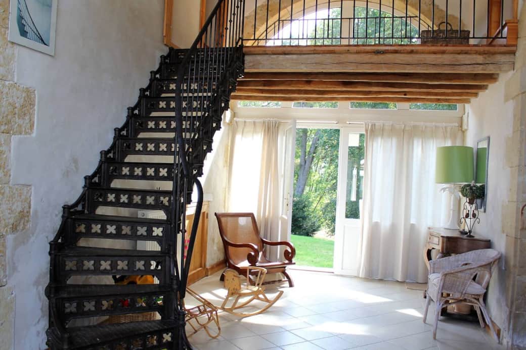 L'entrée et sa grande cage d'escalier de gare, les Ecuries