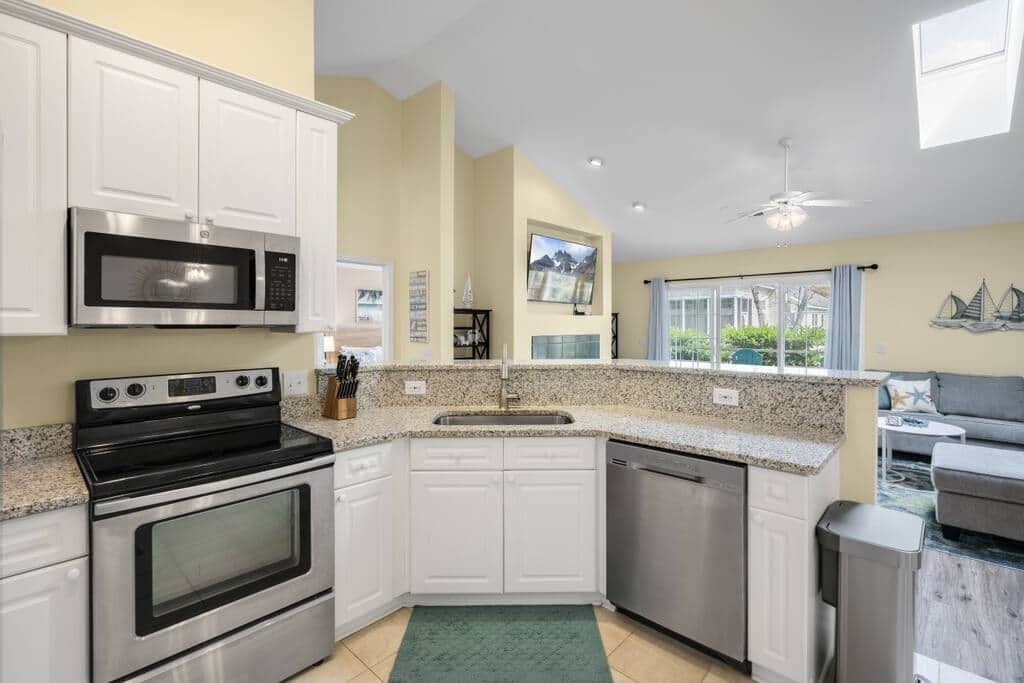Brand new appliances in this ready to work kitchen! Brand new appliances in this ready to work kitchen!