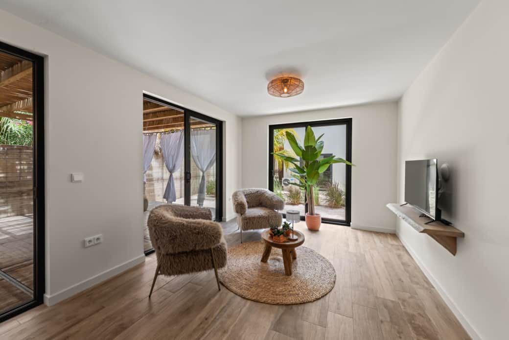 TV ruimte met zicht op terras