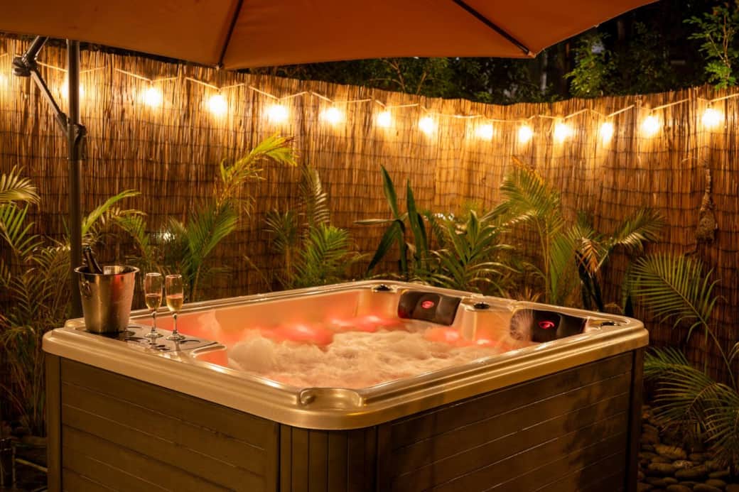 Jacuzzi by night