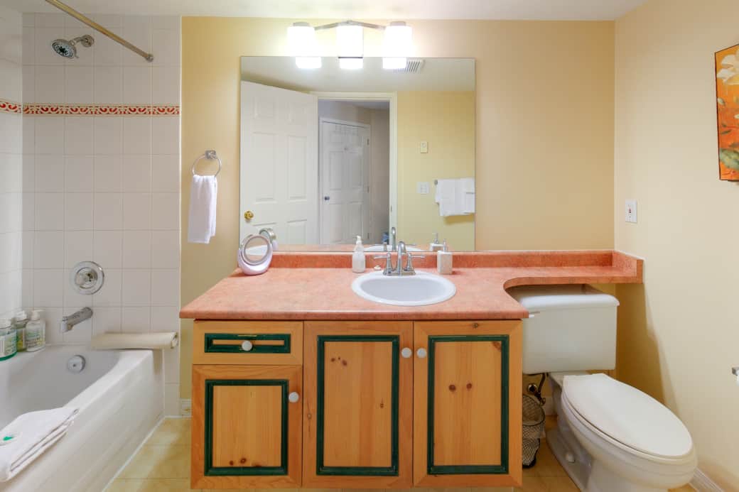Unit 202B Full Bathroom