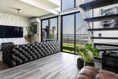 Lounge & Balcony