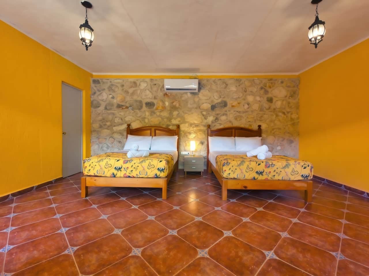 Chambre avec deux lits doubles.