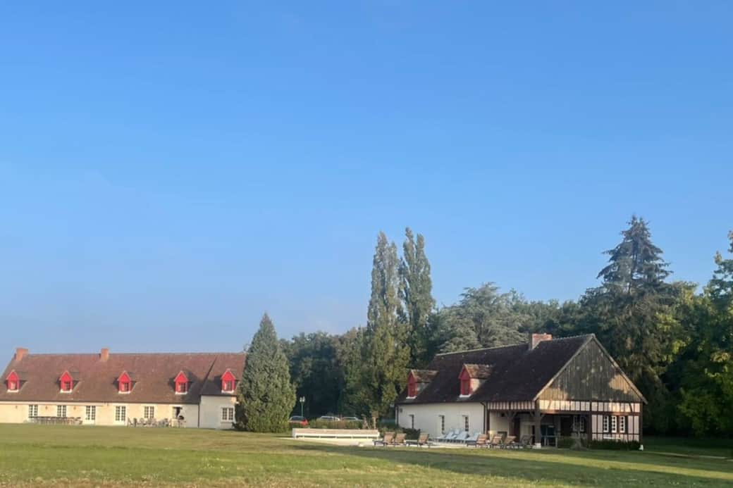 la maison du cerf, la maison d'amis et la piscine