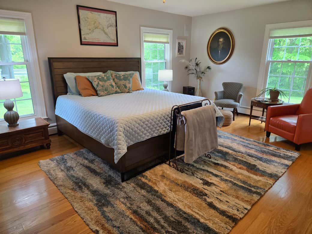 Bed linens provided and plenty of pillows, blankets and extra storage Bed linens provided and plenty of pillows, blankets and extra storage