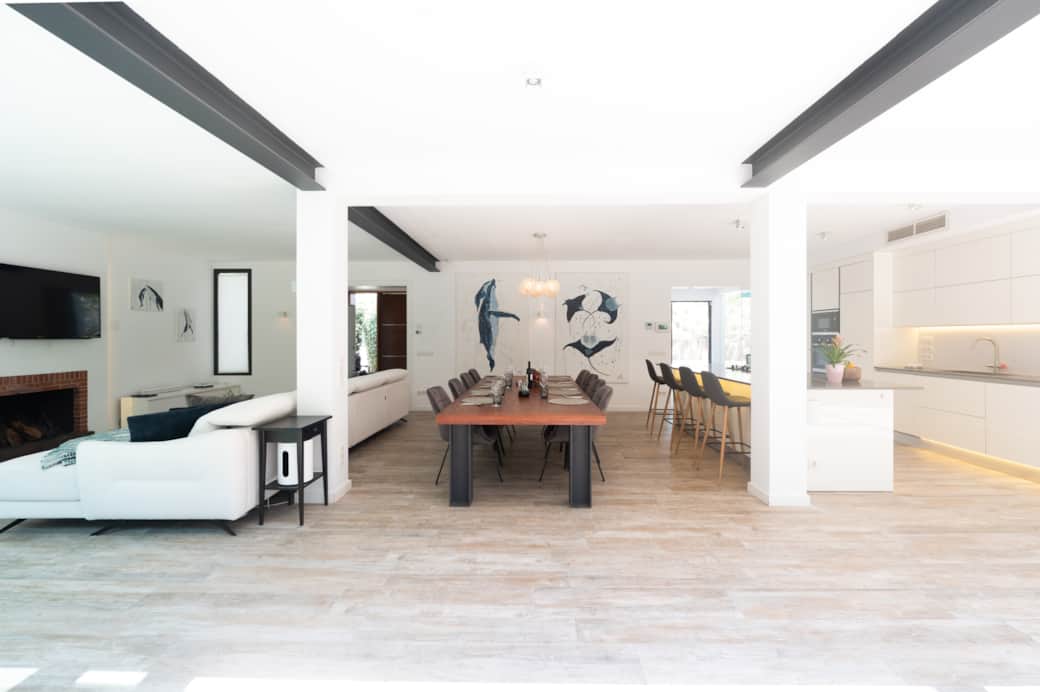 Spacious open-plan living, dining, and kitchen area at Casa Guindilla in Portals Nous, Mallorca