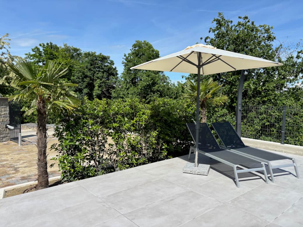 STELLA - Pool Outdoordusche Sonnenliegen Sonnenschirm