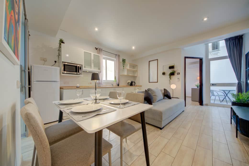 Bright open-plan studio with fully equipped kitchenette and dining space Bright open-plan studio with fully equipped kitchenette and dining space
