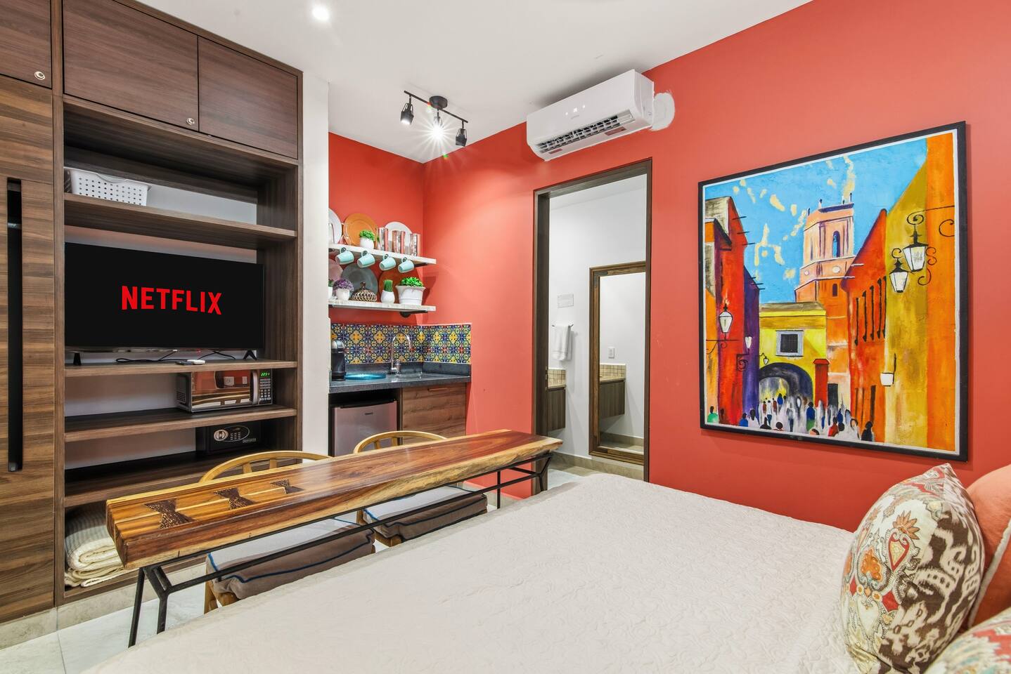 Esta habitación no solo ofrece su propia entrada si es necesario, una cómoda cama king-size, un baño en-suite y aire acondicionado, sino que también cuenta con un Smart TV, caja fuerte y una cocineta con microondas, mini refrigerador, cafetera, fregadero y tazas para mayor comodidad.
