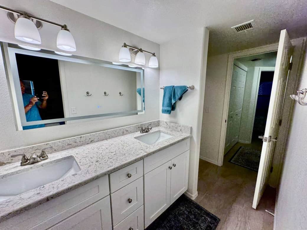 Bathroom with variable lighting (day, night,evening) Bathroom with variable lighting (day, night,evening)