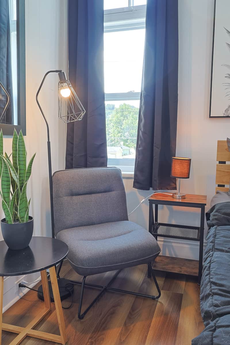 Petit coin lecture confortable dans la chambre des maîtres