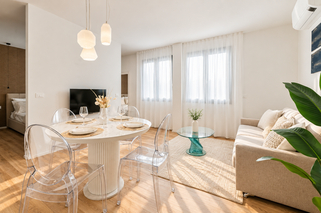 Interno moderno con tavolo e salotto luminosi